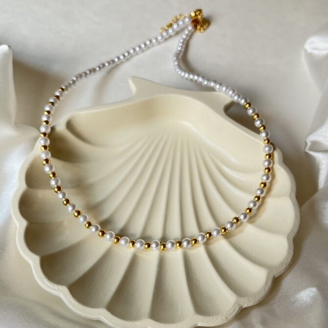 Collar pearls and gold