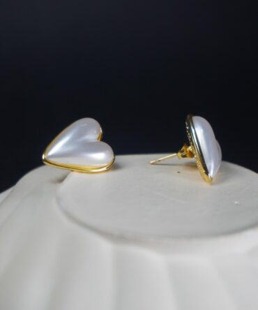 Aretes de corazón blanco