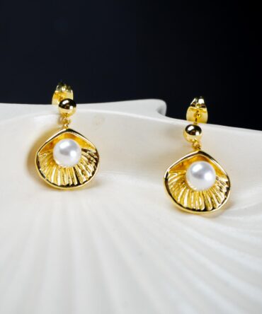 Aretes de perla en concha