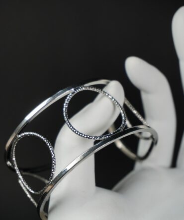 Pulsera con diamantes en círculos
