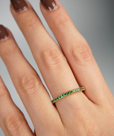 Anillo delgado de esmeraldas
