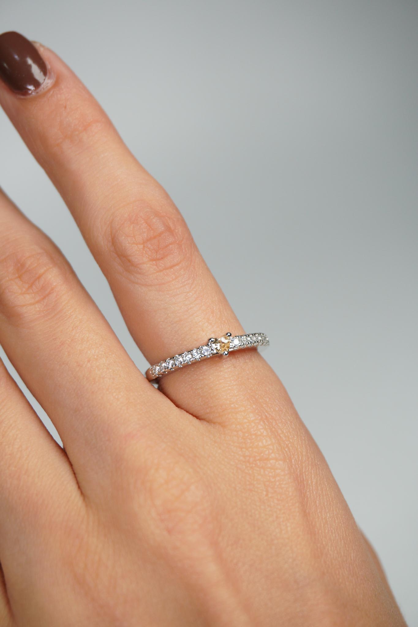 Anillo plateado de diamantes - Imagen 2