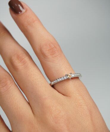 Anillo plateado de diamantes
