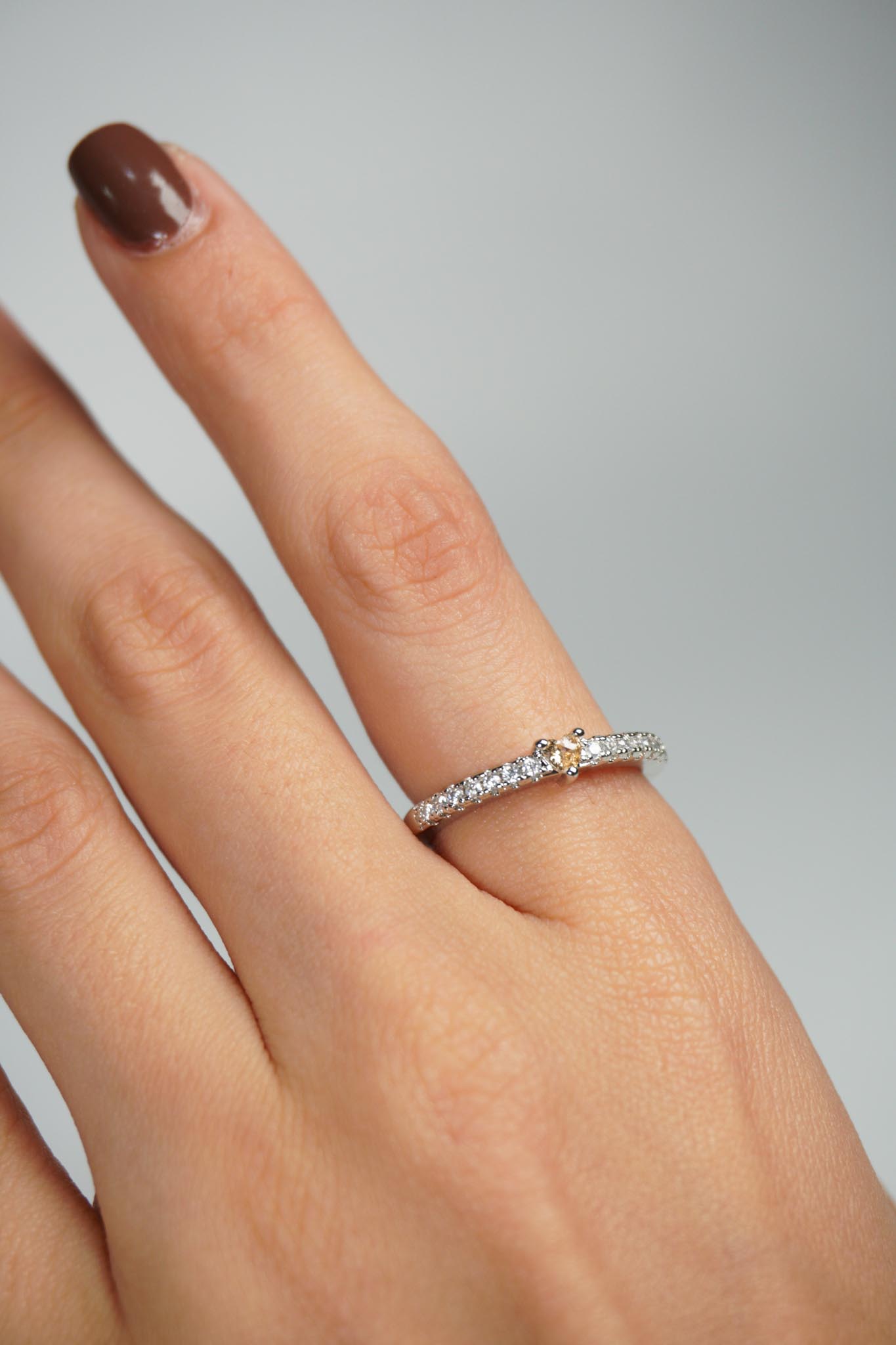 Anillo plateado de diamantes