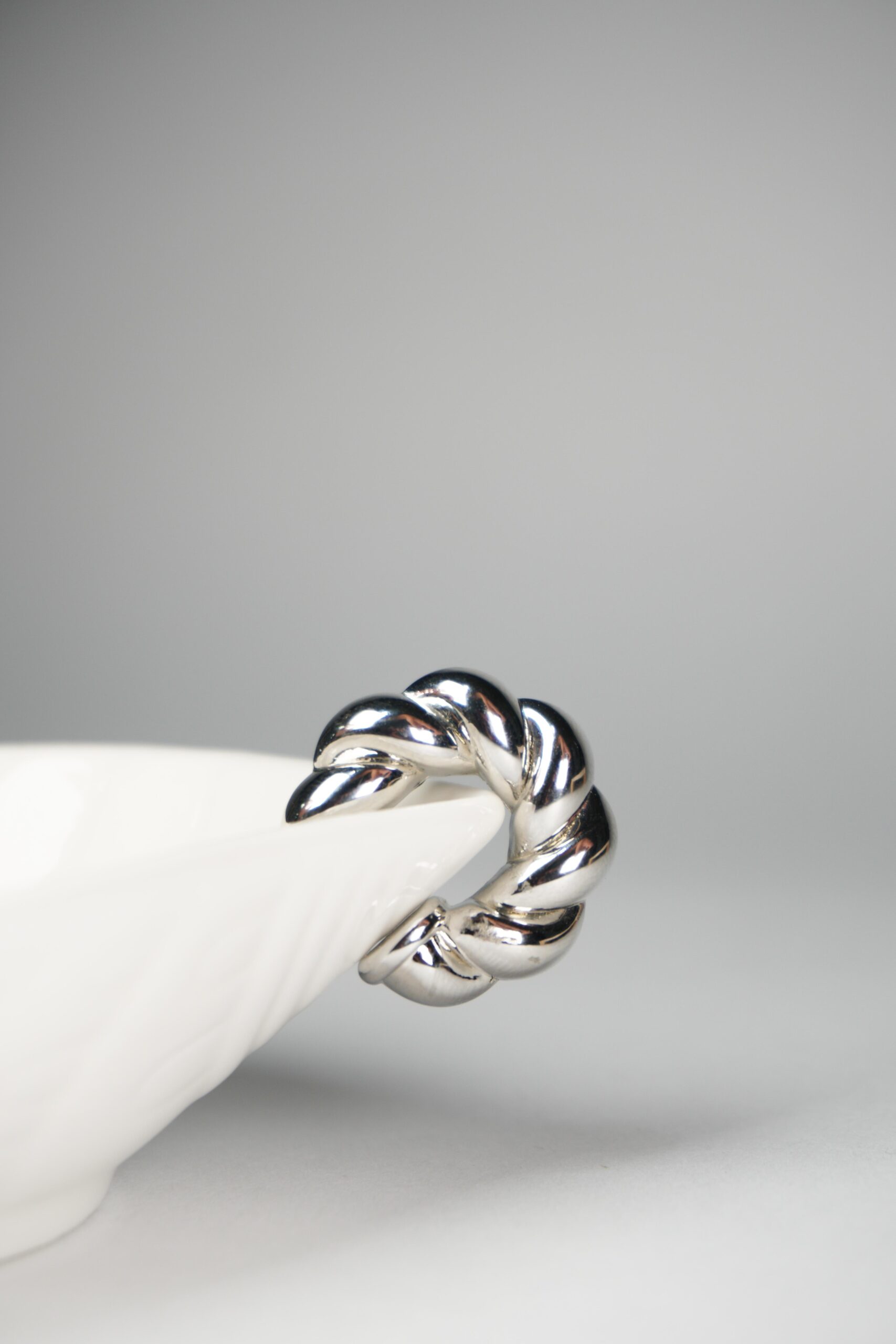 Earcuff entrelazado plateado