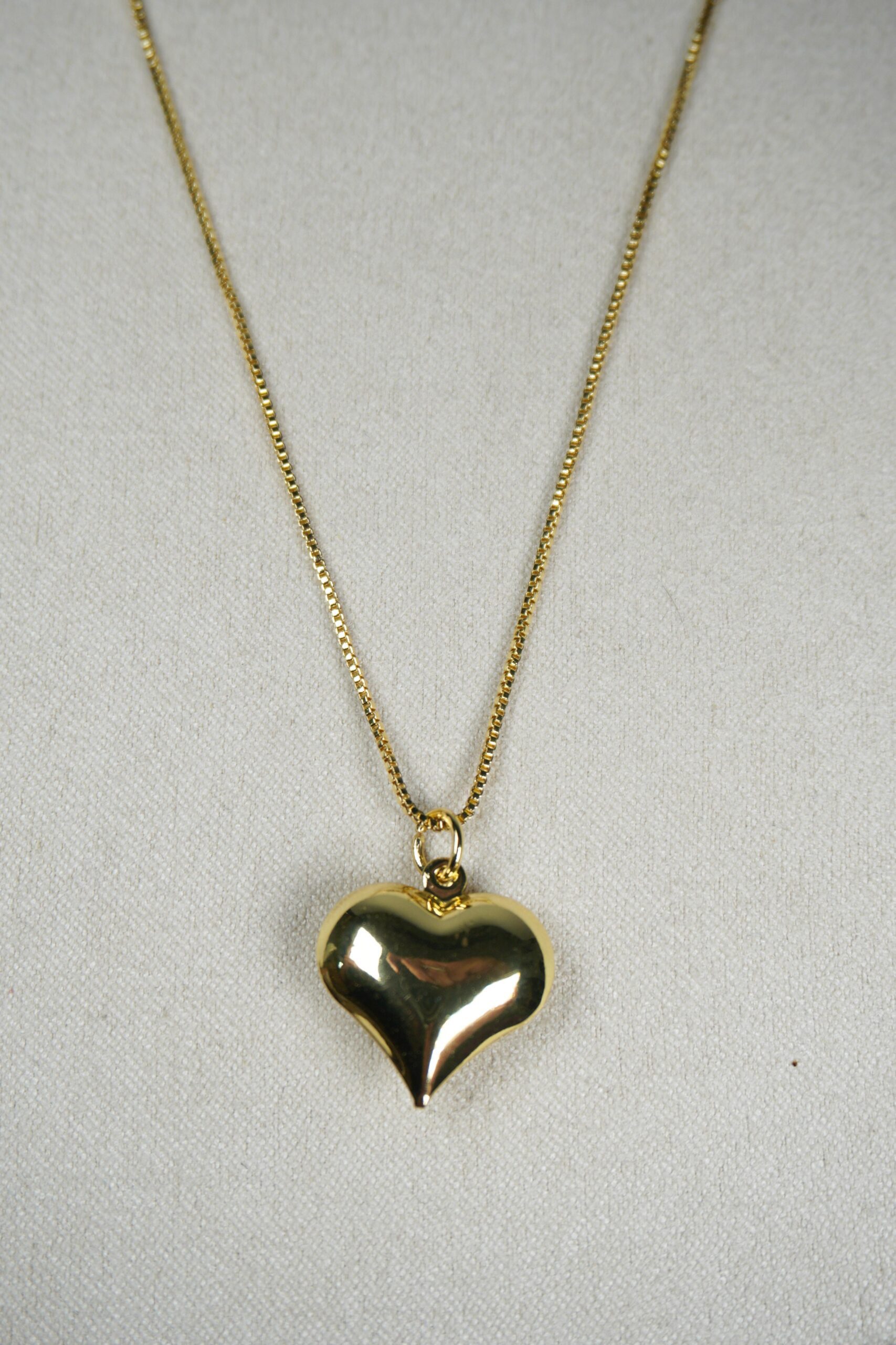 Cadena de corazón dorado