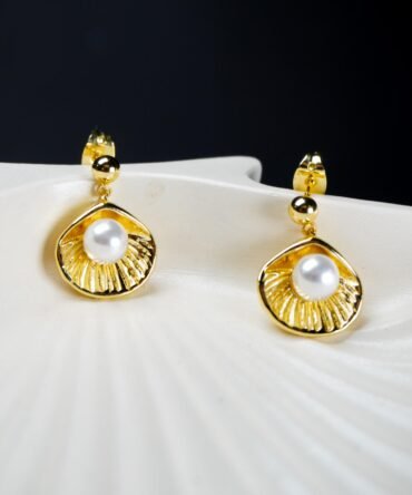 Aretes de perla en concha