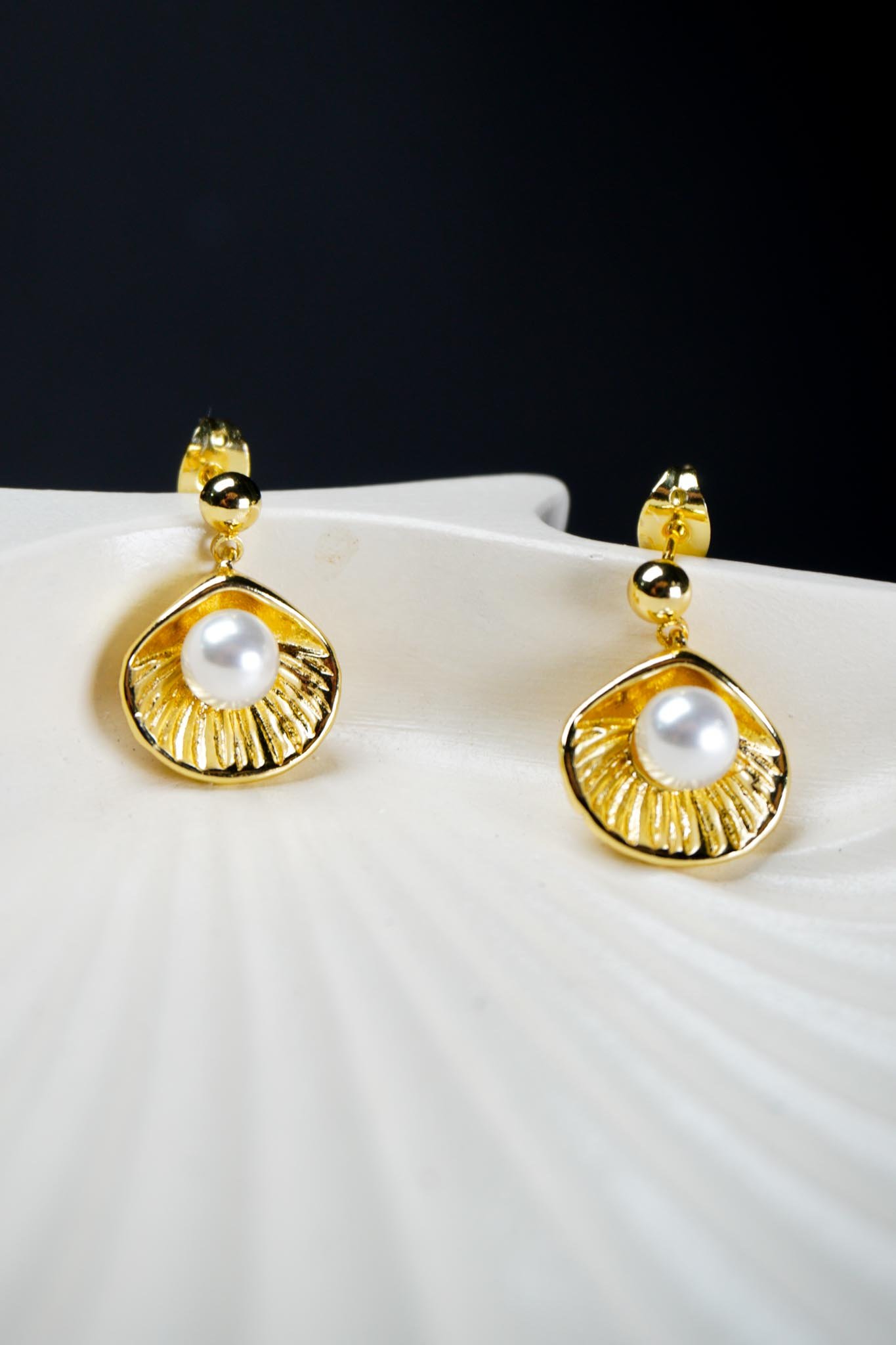 Aretes de perla en concha