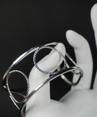 Pulsera con diamantes en círculos