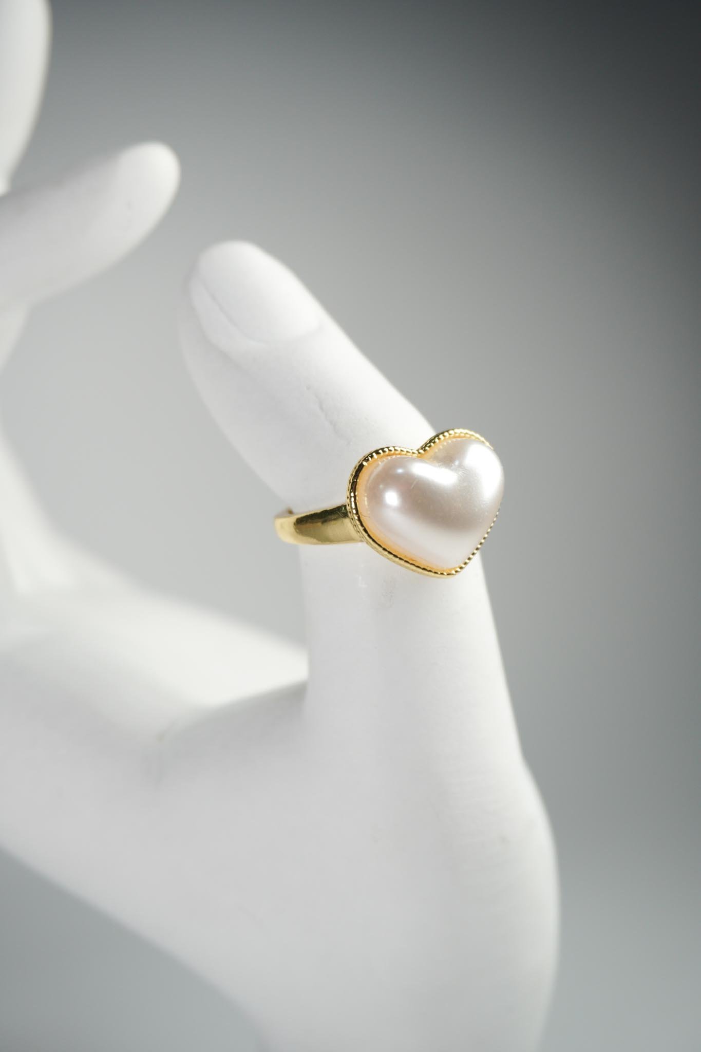 Anillo de corazón dorado