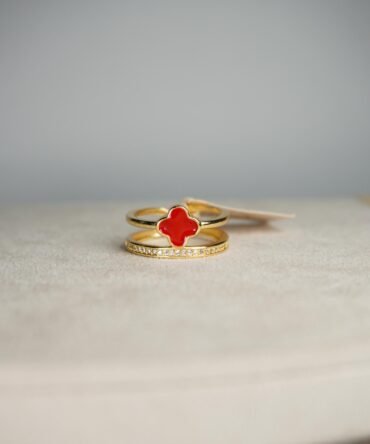 Anillo trébol rojo