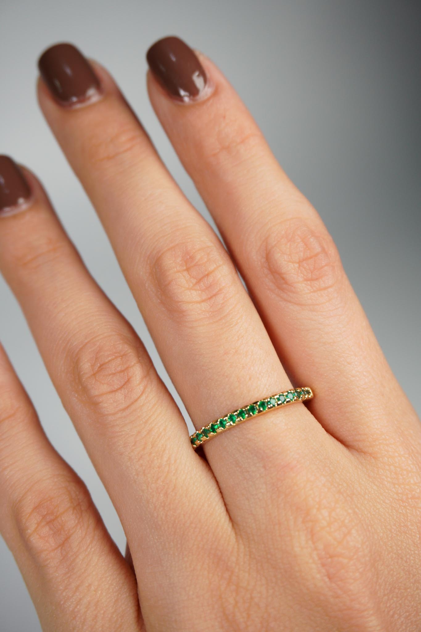 Anillo delgado de esmeraldas