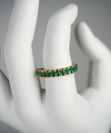 Anillo grueso de esmeraldas