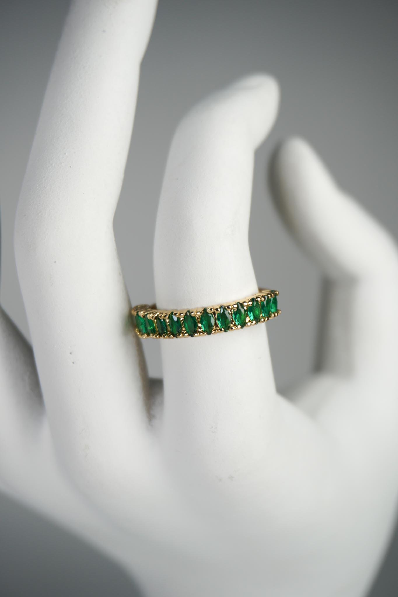 Anillo grueso de esmeraldas