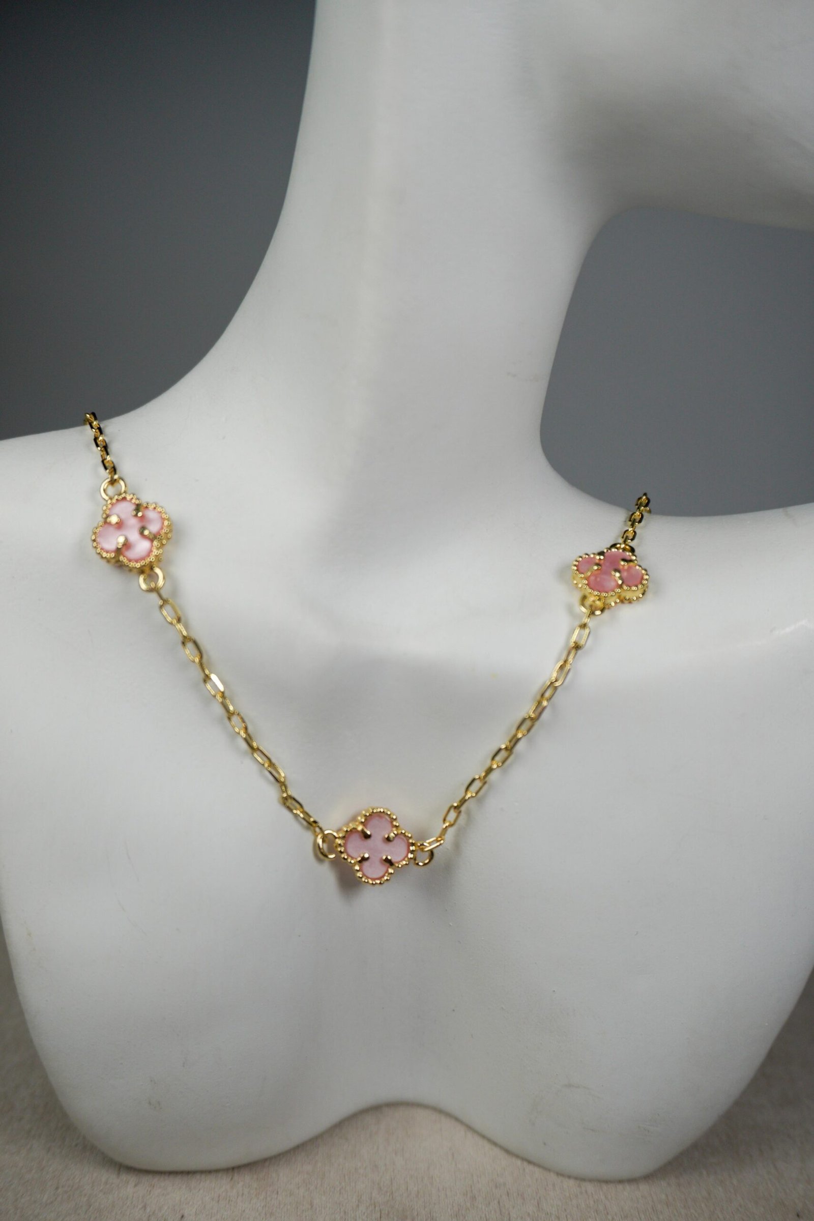 Collar trébol rosado