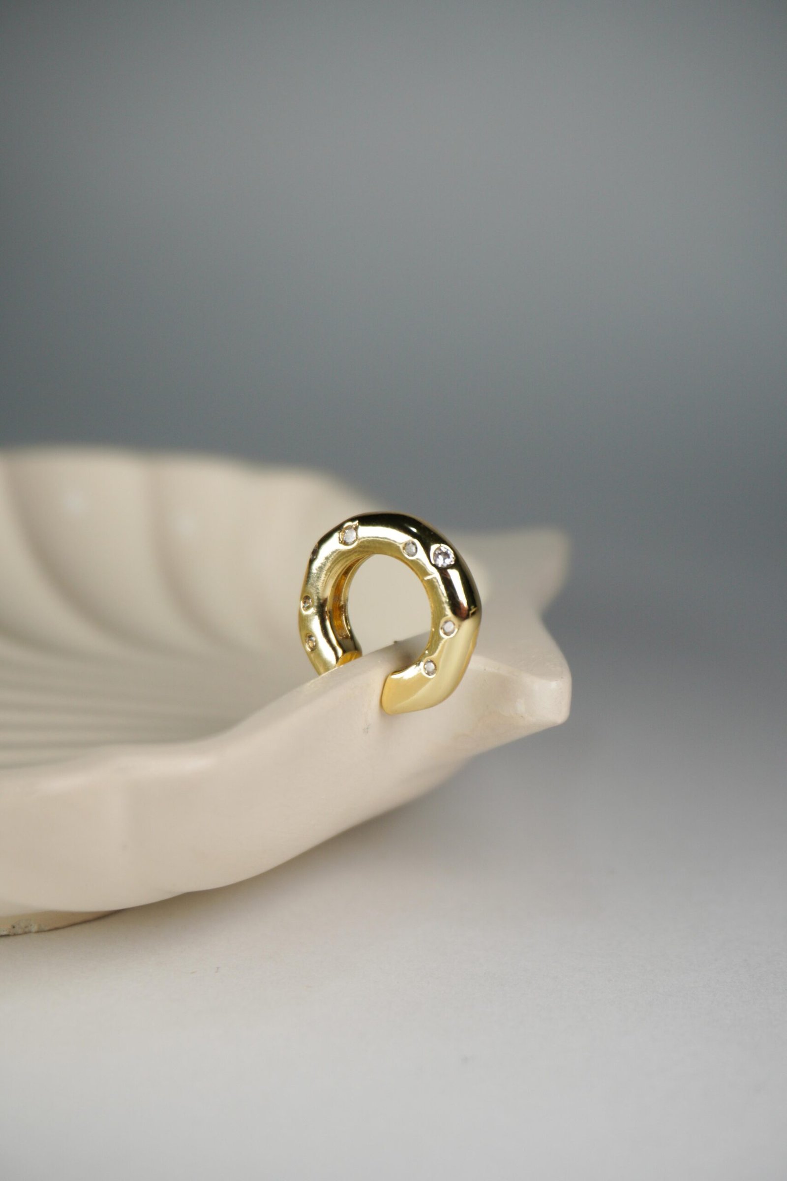 Earcuff dorado con diamantes