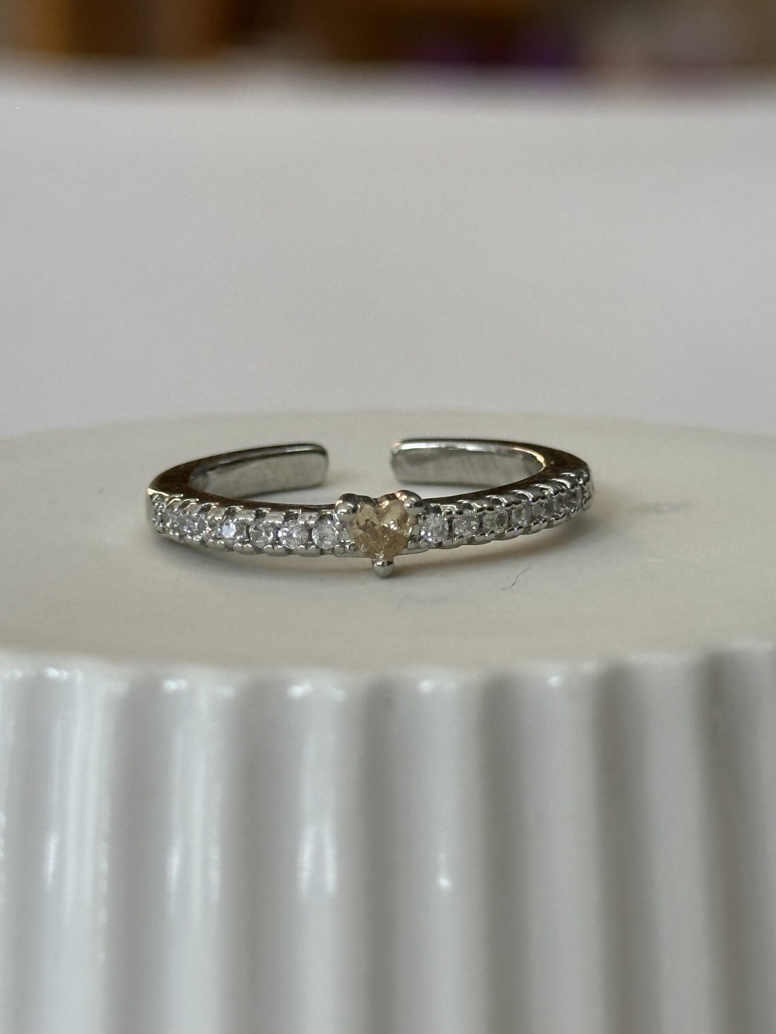 Anillo plateado de diamantes - Imagen 3